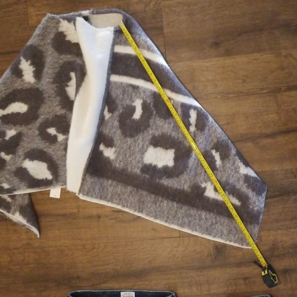 Boutique Poncho - Picture 8 of 8